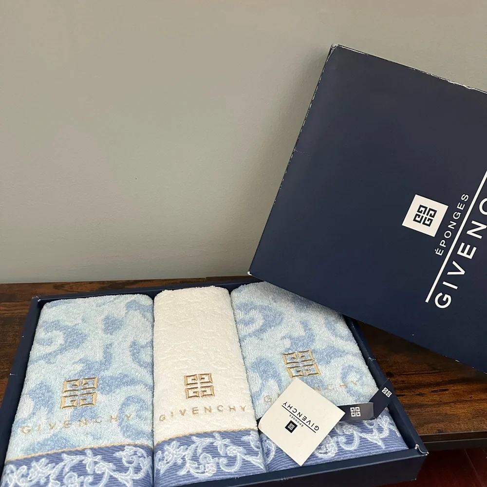Givenchy Sky Blue and Cream Towel Set - Picture 1 of 2